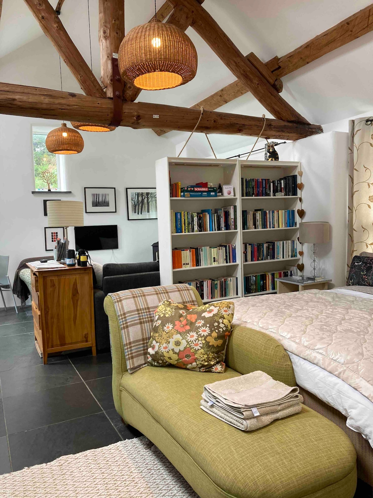 Cosy barn near Barmouth with mountain views