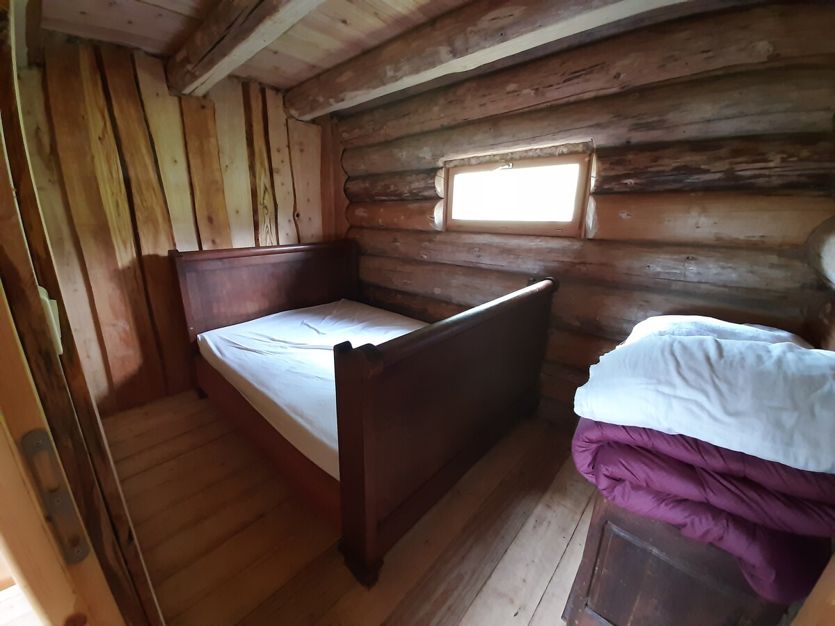 Chalet en bois rond dans une ferme pédagogique