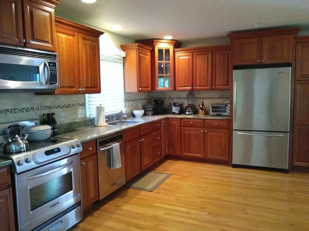 Luxury short-term Natick home 5/28-6/25