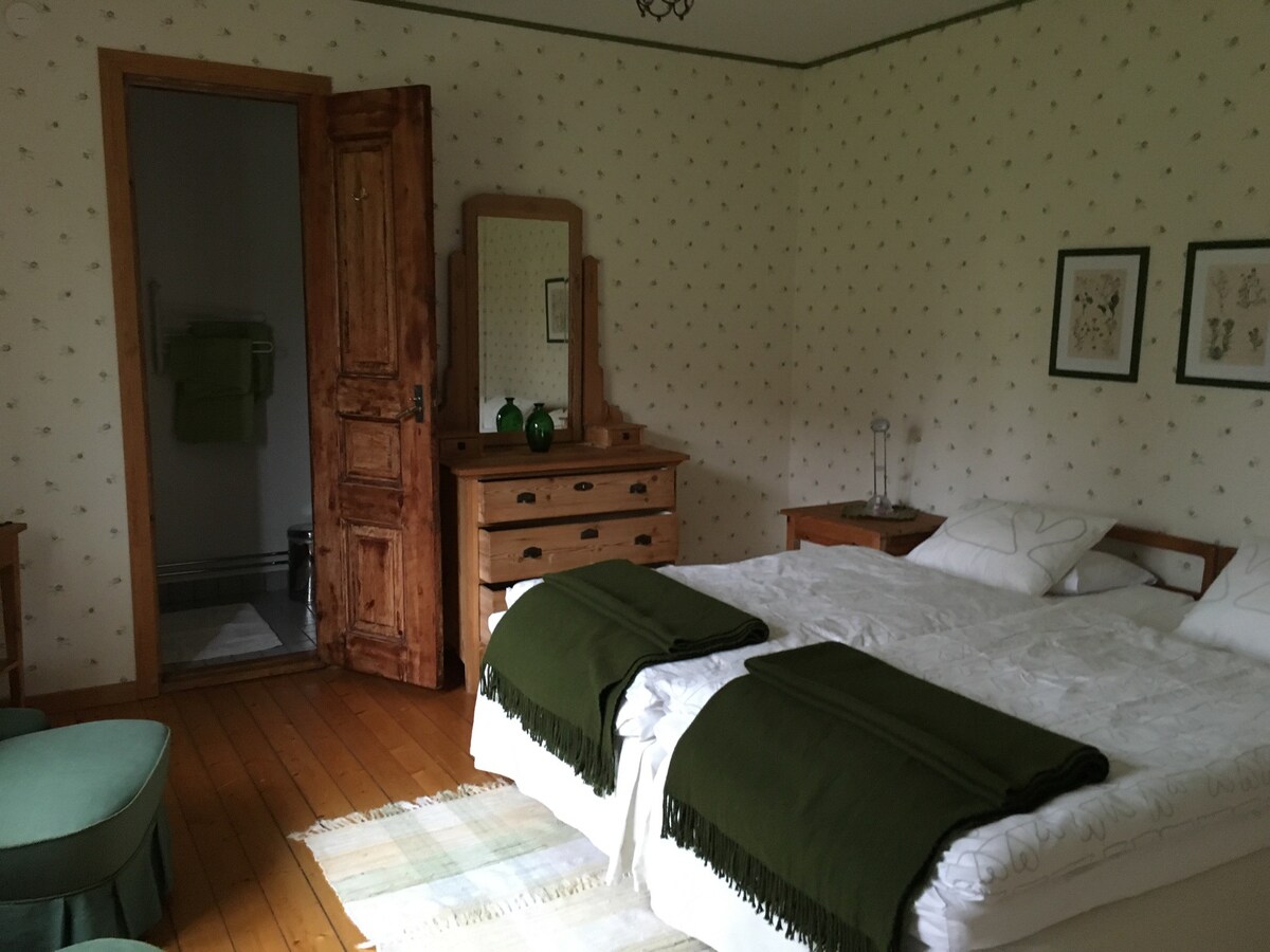 舒适的房间，小，两张90厘米的床，独立卫生间
