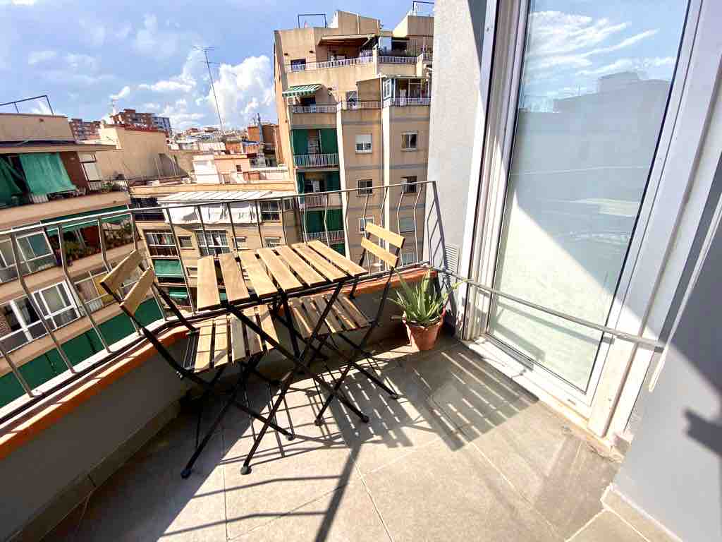 1 Estudio exterior con balcón! Frente al metro 422