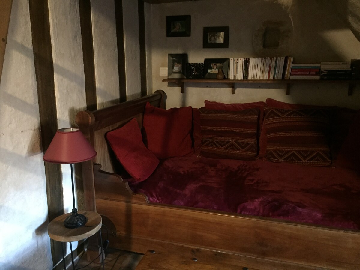 Chambre mansardée dans maison de charme en pierres