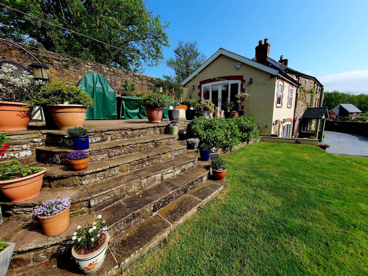 Wharf House Airbnb
(On The Mon & Brec Canal)