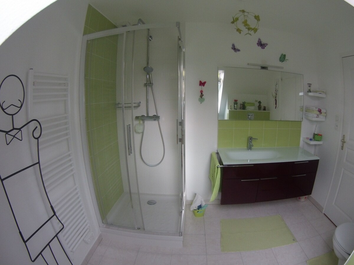 明亮的房间+独立浴室/卫生间