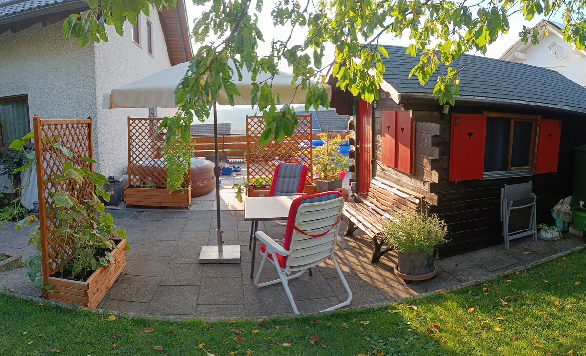 Kleine Blockhütte im Garten