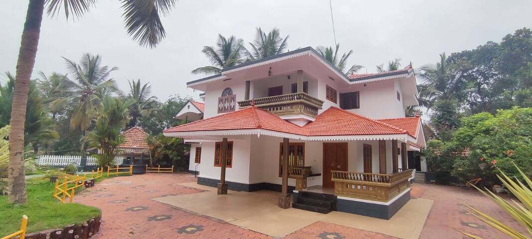 Padinjarathara的民宿
