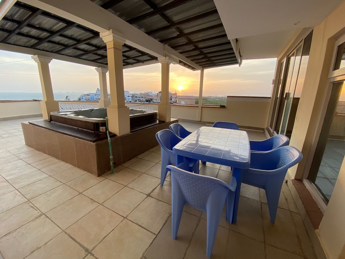 Lily's Beachfront Penthouse With Private Jacuzzi