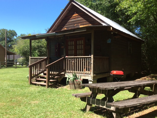 乡村风格的后院伐木小屋