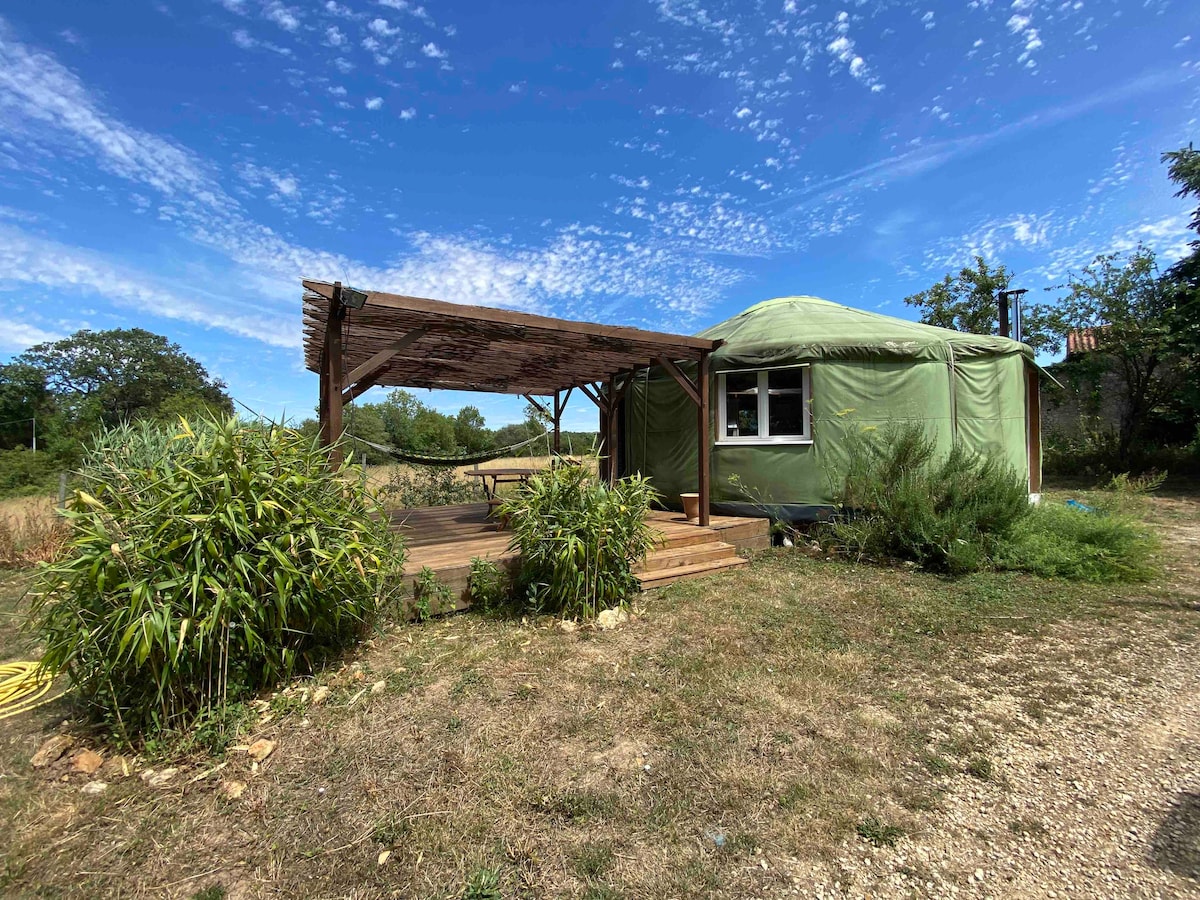 Yourte en pleine nature _ logement insolite