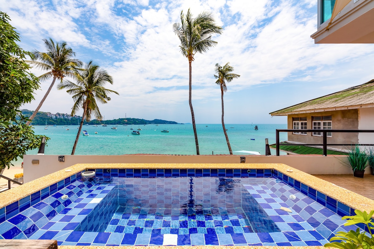 Suite with sauna and jacuzzi on tranquil beach