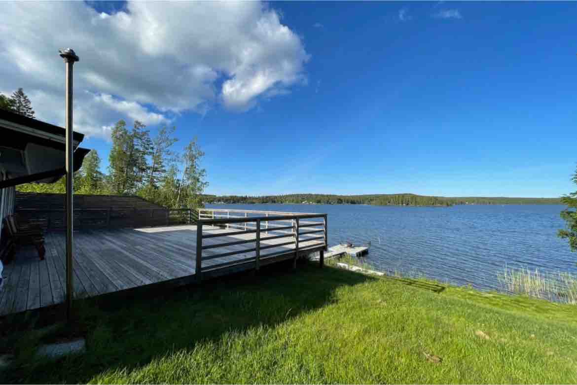 90平方米的小屋，靠近Sundsvall ，拥有自己的湖滨和码头