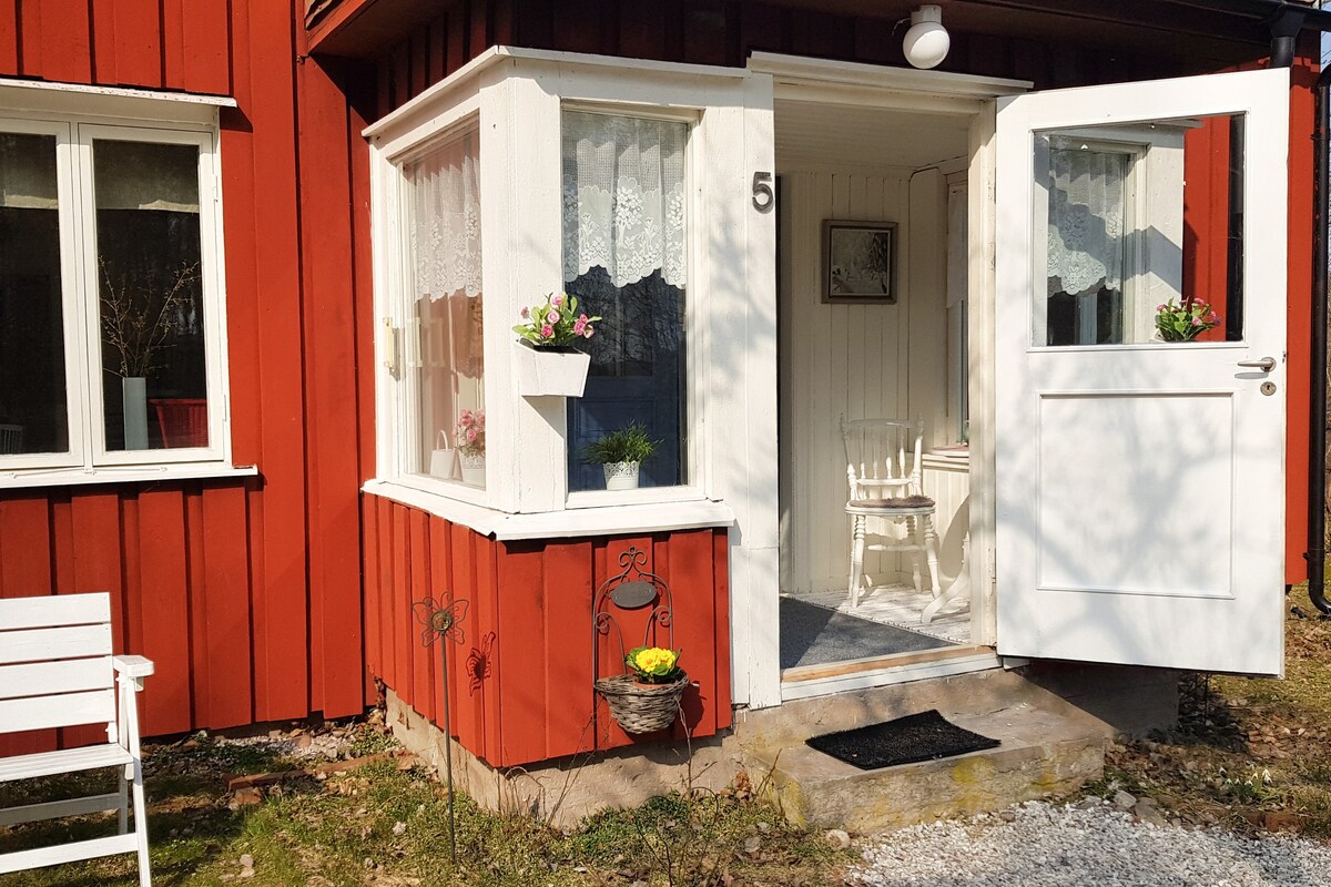 迷人的小红屋，位于Dalsland的Fengersfors