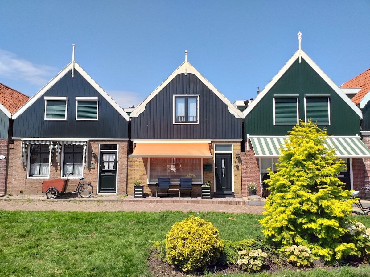 Volendam市中心的普通民宅