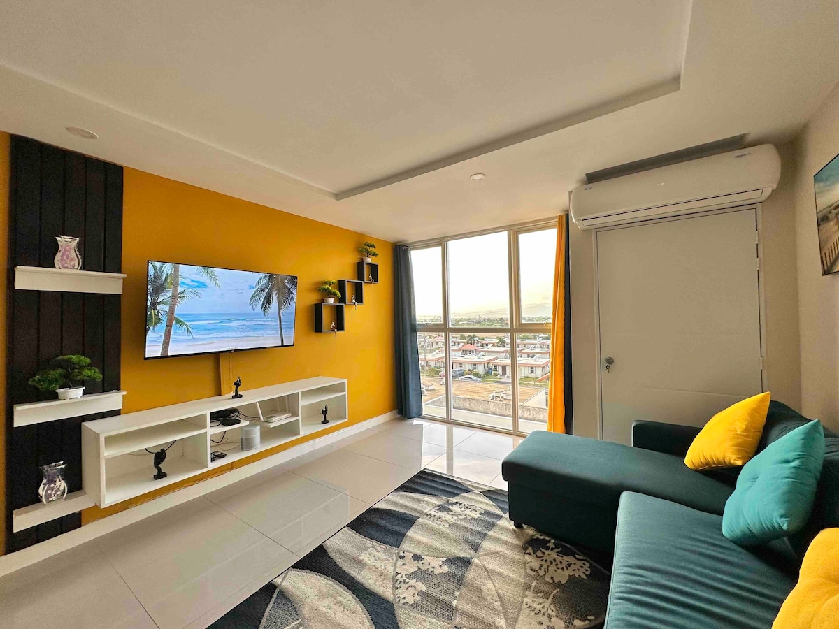 Stylish 1br Condo w/ Beach Access | King Sized Bed