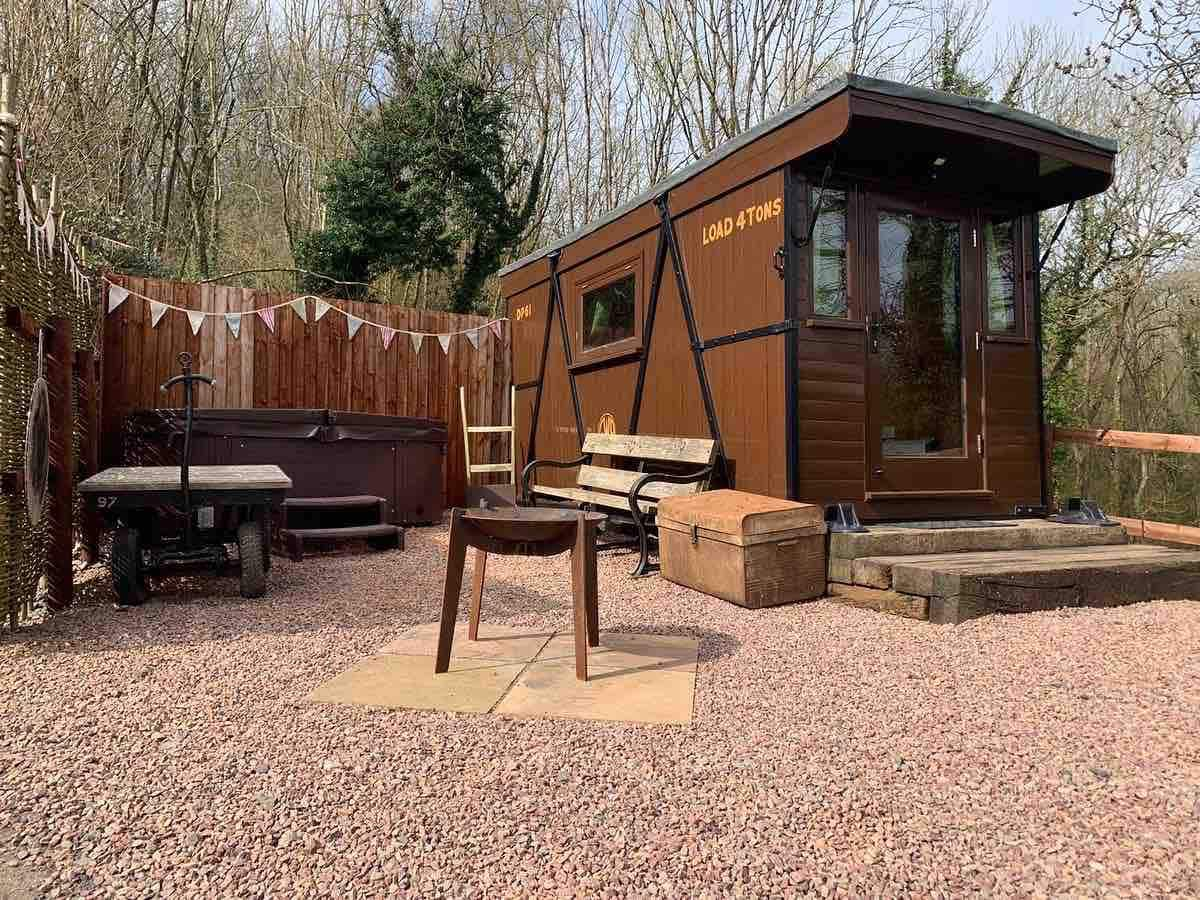 Riverside 1928 Railway Hut, Shropshire Getaways