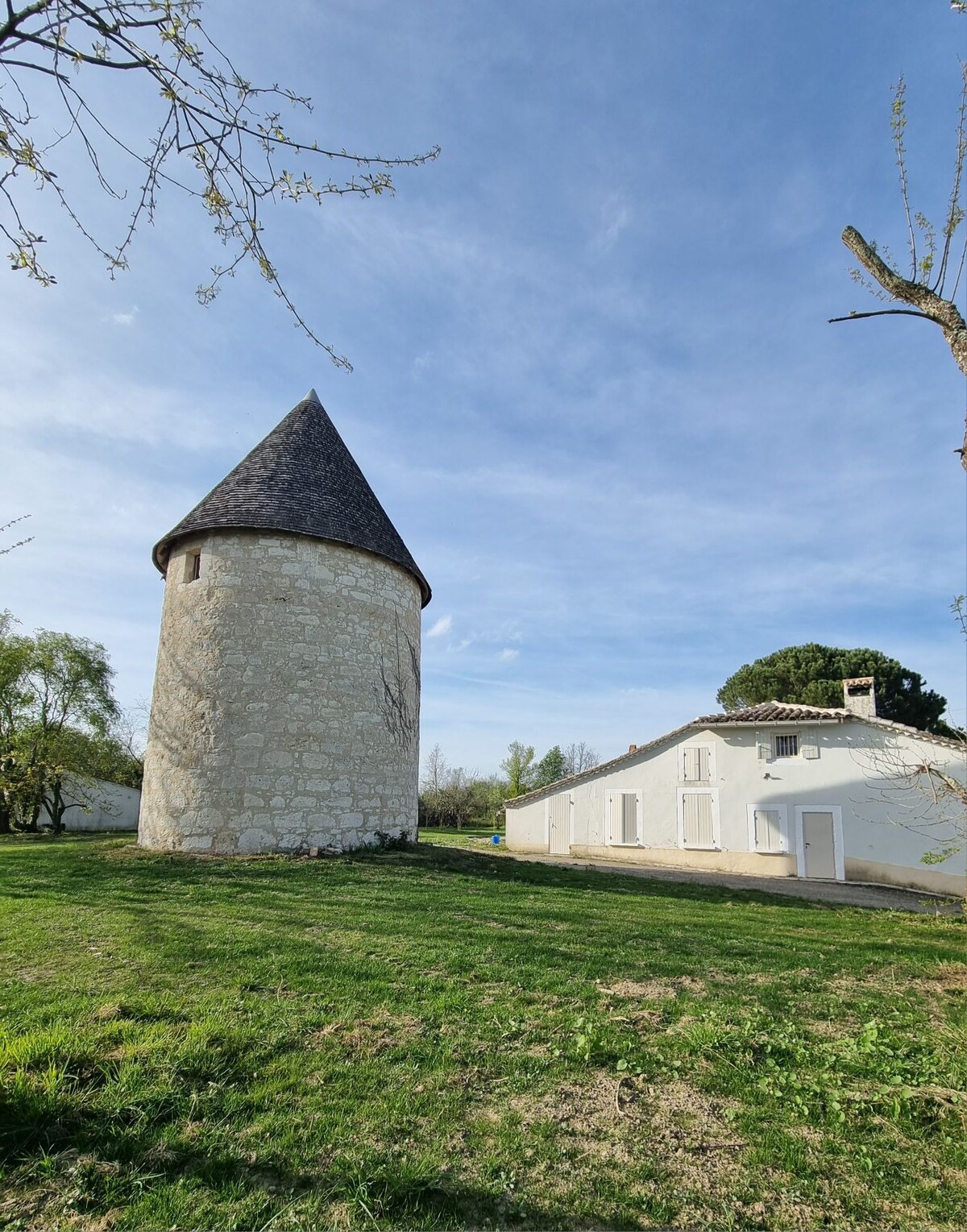 Chaleureux moulin en pierre avec maison attenante
