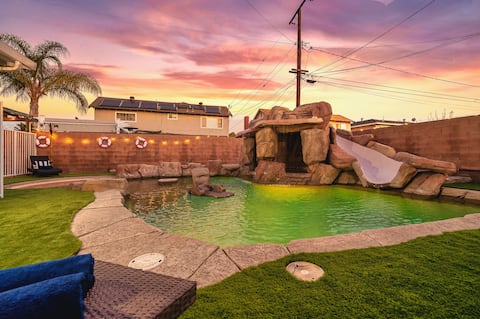 *NEW* Stunning Resort Pool/Jacuzzi House Sleeps 16