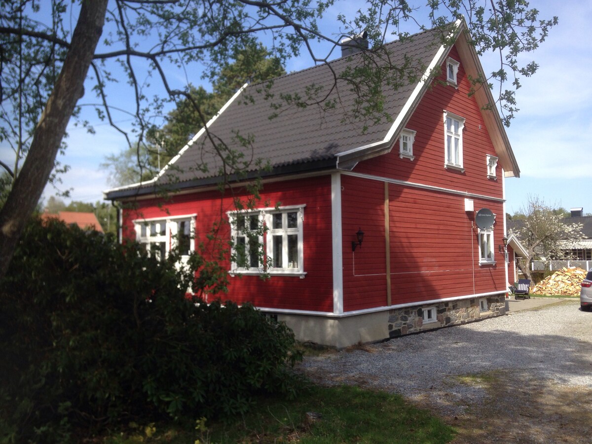 Koselig gammelt hus med stor hage