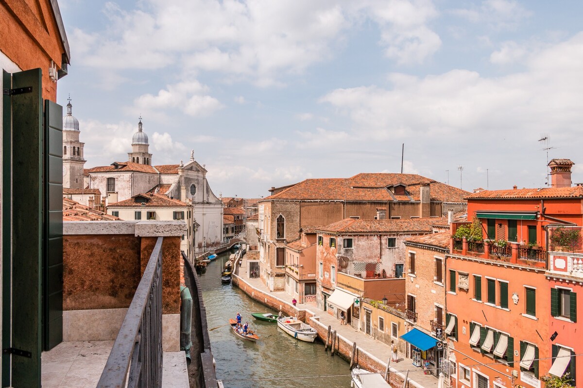 Carmini Canal View with Lift - Travel Sustainable