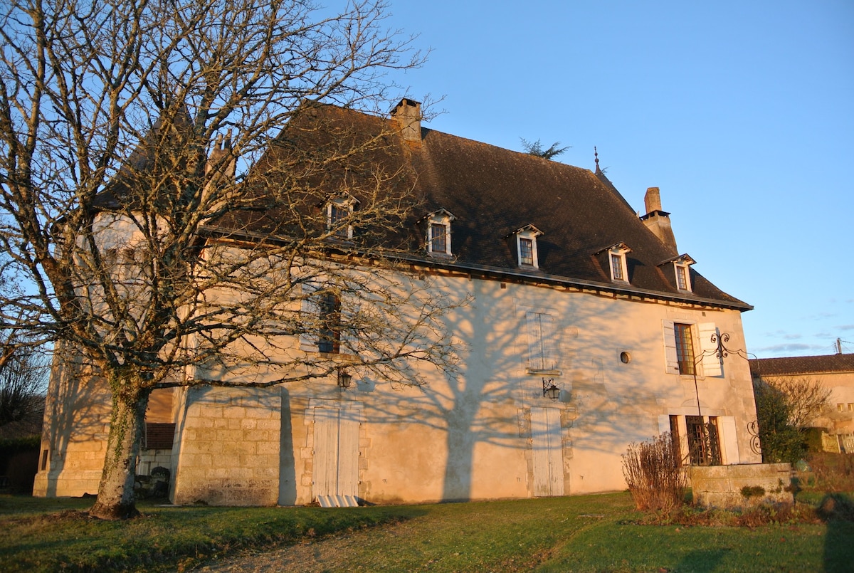 Grande chambre lambrissée dans château XV/XVI ème