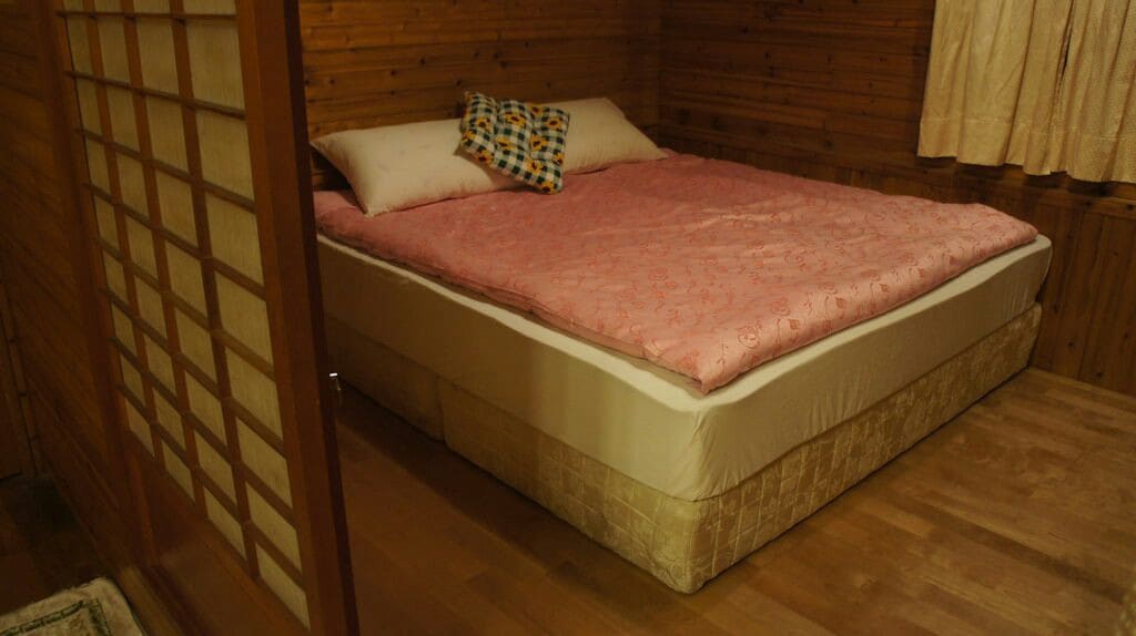 清境好家寨日式親子房適合二大人一小孩是個雙人大床民宿是小木屋設計風格
