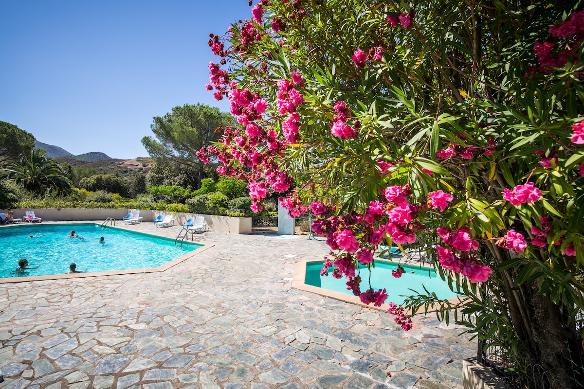 Mini-villa 2/4 pers. dans résidence avec piscine