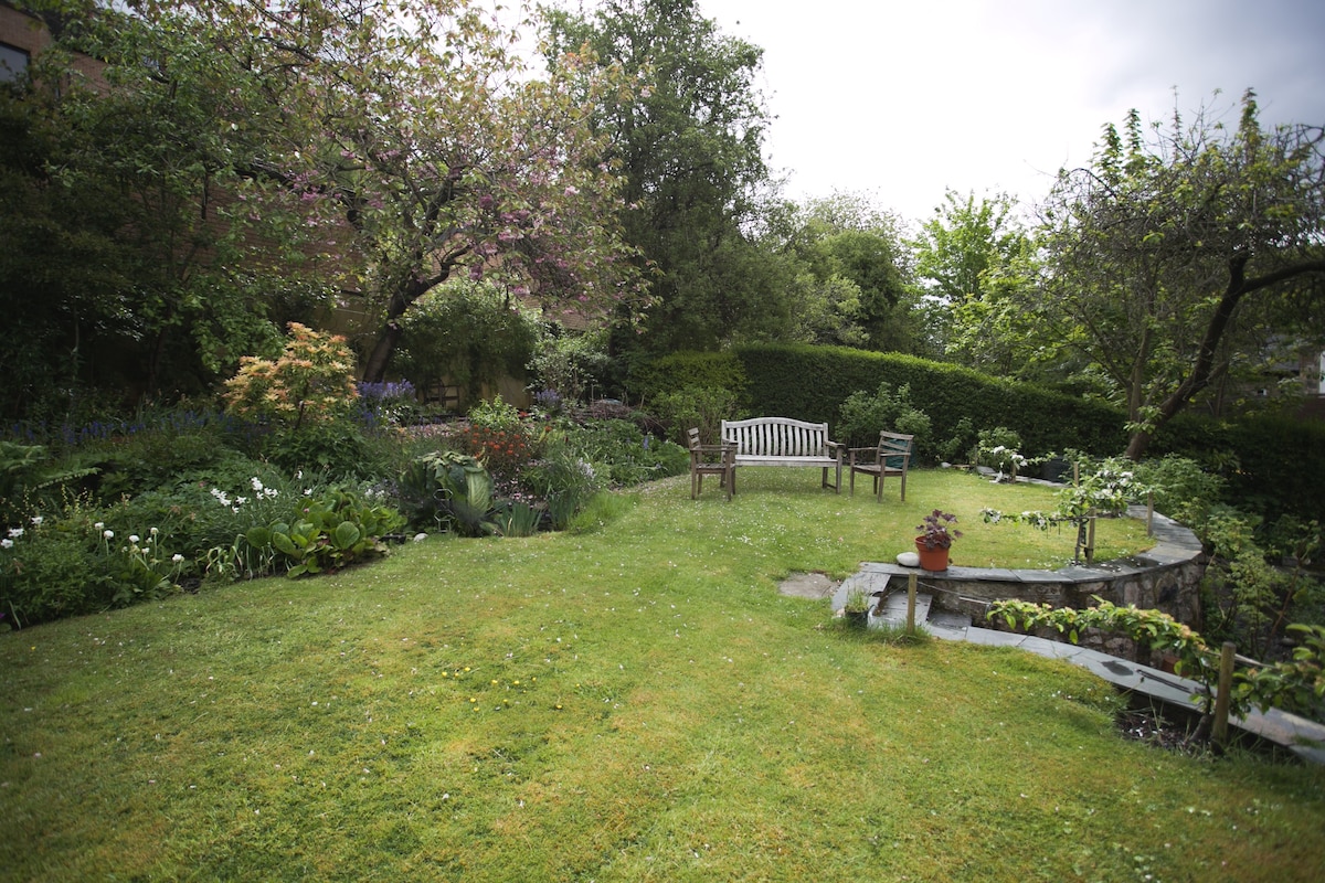 中世纪风格的乡村别墅。 West End. Patio Garden