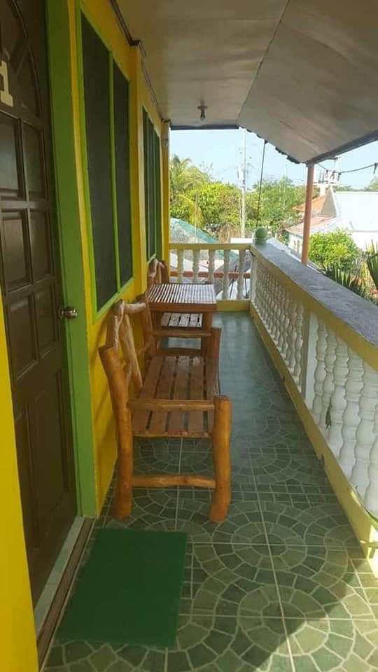 Malapascua Guanna's Bed & Breakfast (Family Room)