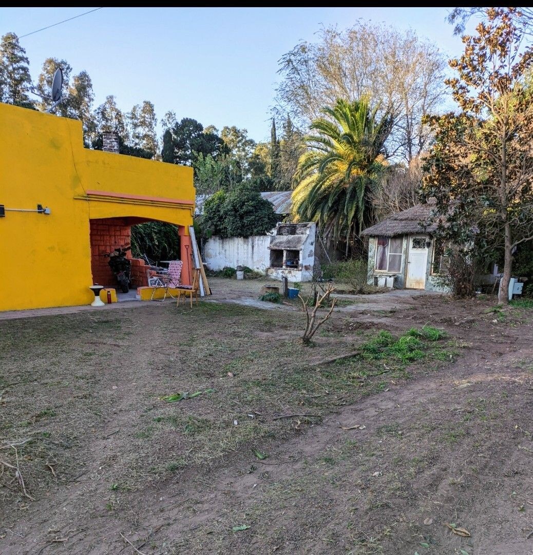 Casa en un pueblo lleno de vida con chimenea interior, amplio patio y muuucha paz... Para tomar un descanso a mitad de viaje...