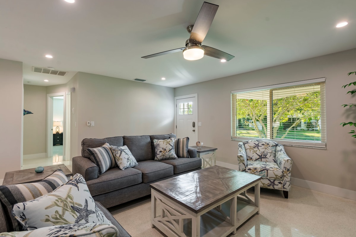 Beautiful Home in Gulf Gate 4 Miles to Siesta Key!