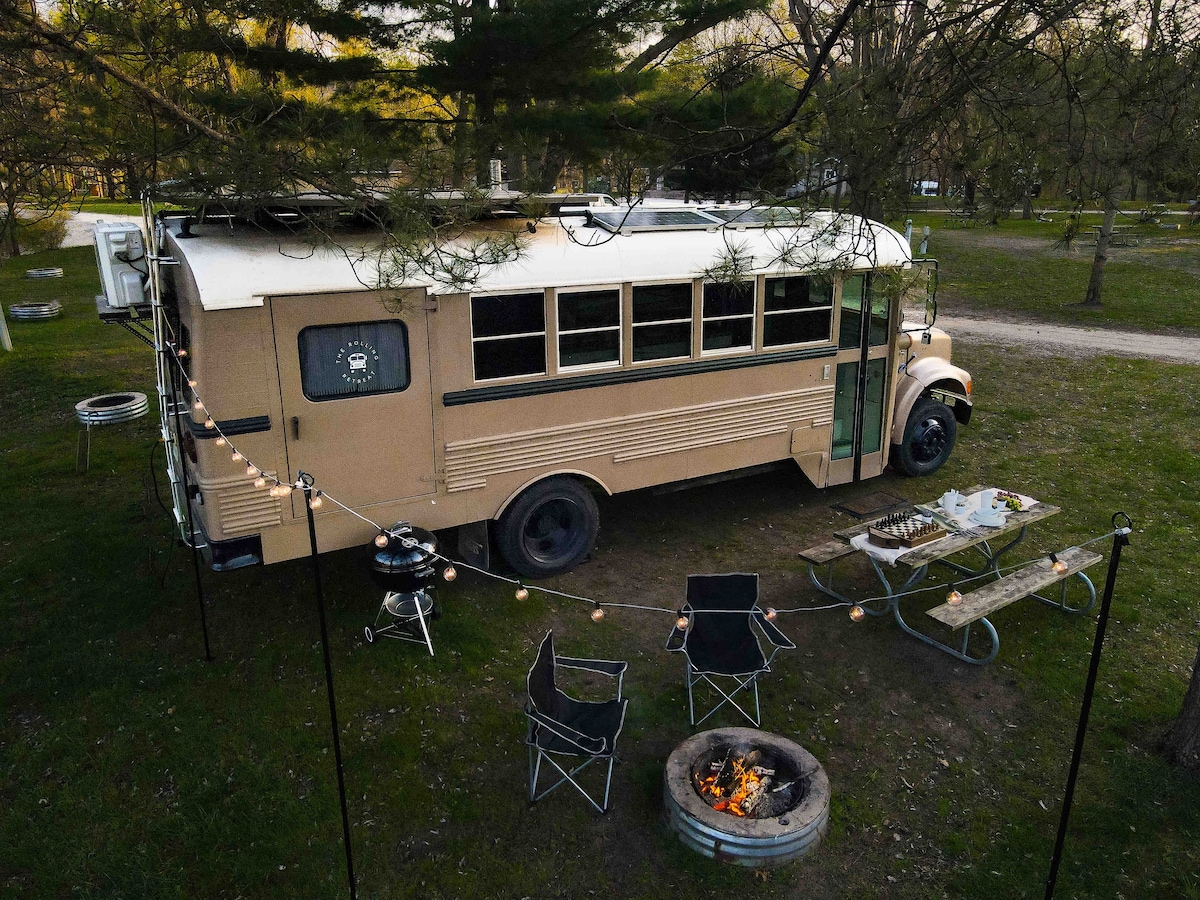 The Rolling Retreat - Glamping in a Skoolie