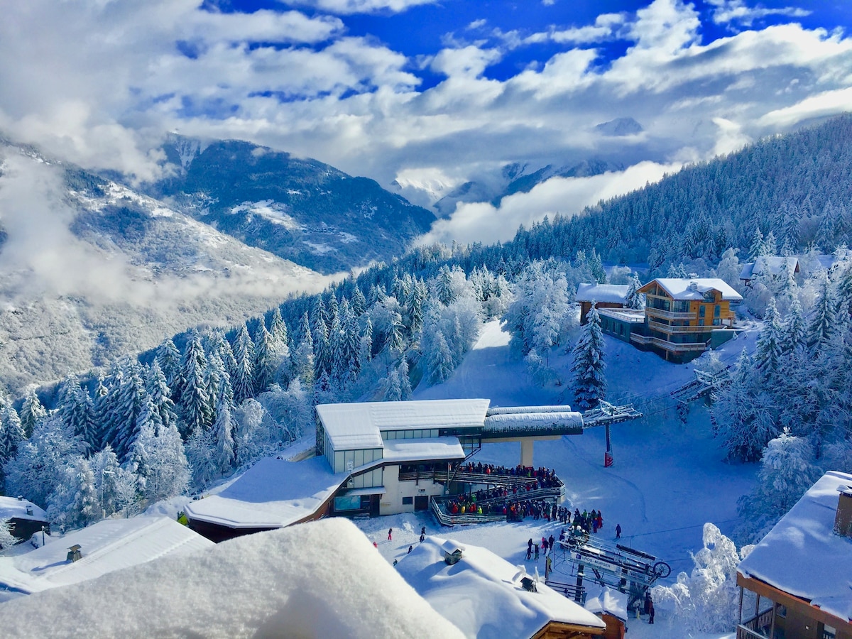 Courchevel la Tania ，滑雪电梯山脚下