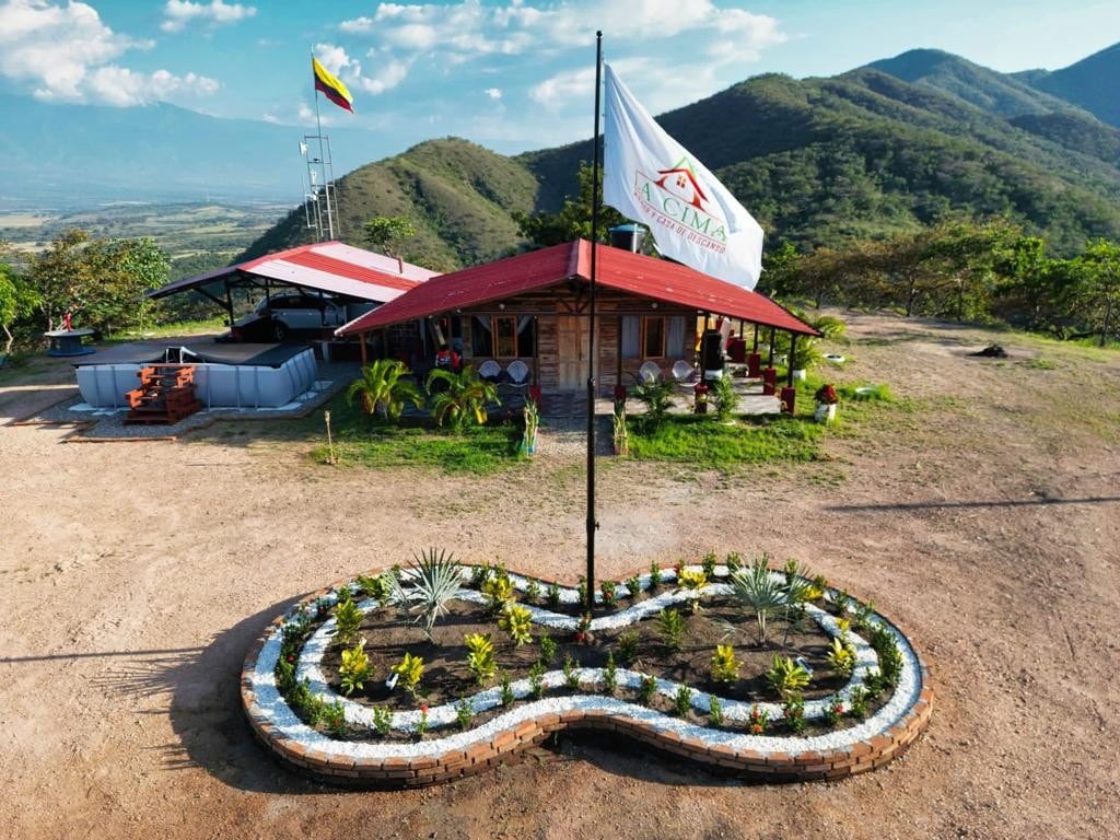 Cabaña en la montaña con mirador hacia Neiva.