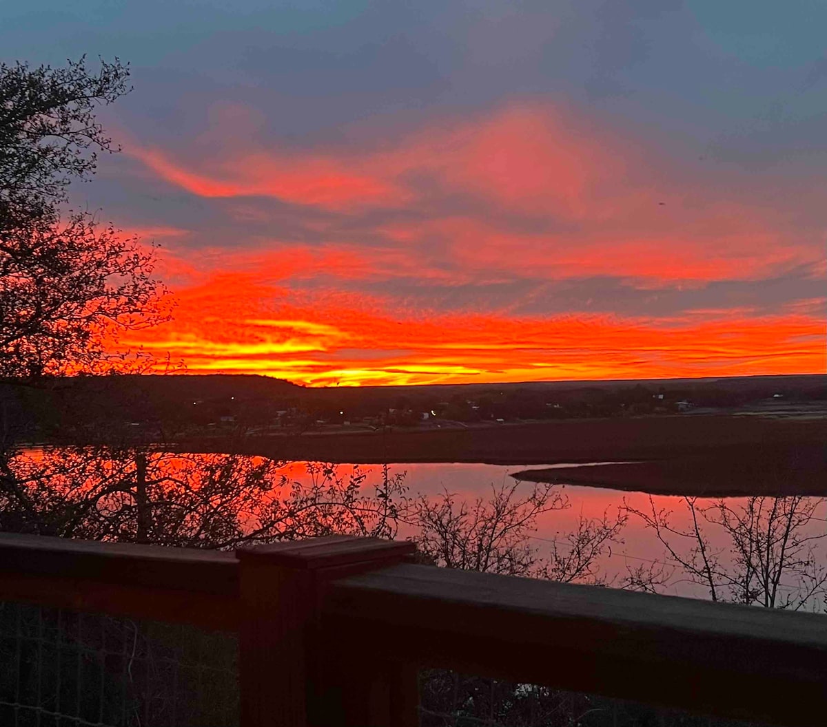 LAKEFRONT SUNSET CABIN- Water Access & Activities!