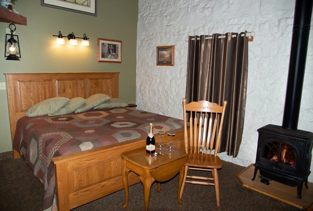 Stone Mill Suites - Farm Loft Whirlpool Suite