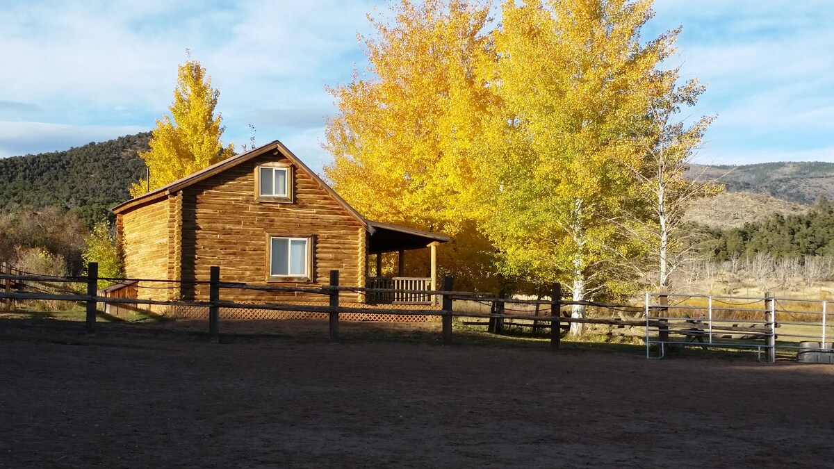 温馨的西部小木屋，坐落在偏远的马场