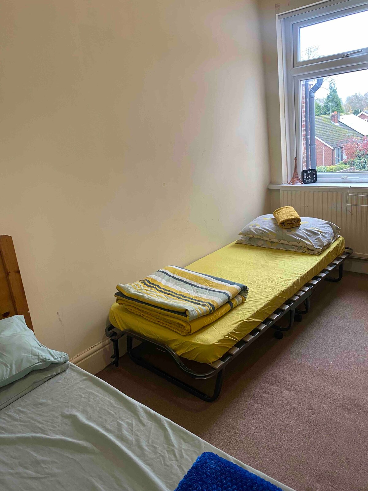 Twin bedroom near Manchester City