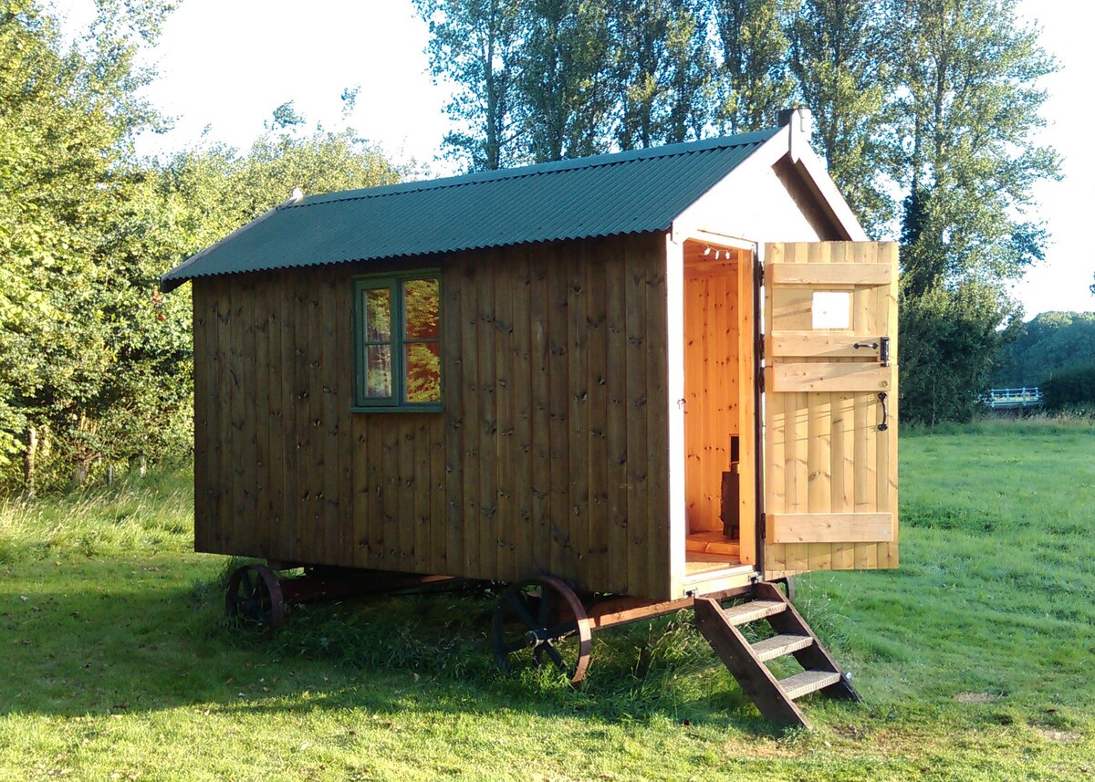 位于僻静草地的牧羊人小屋