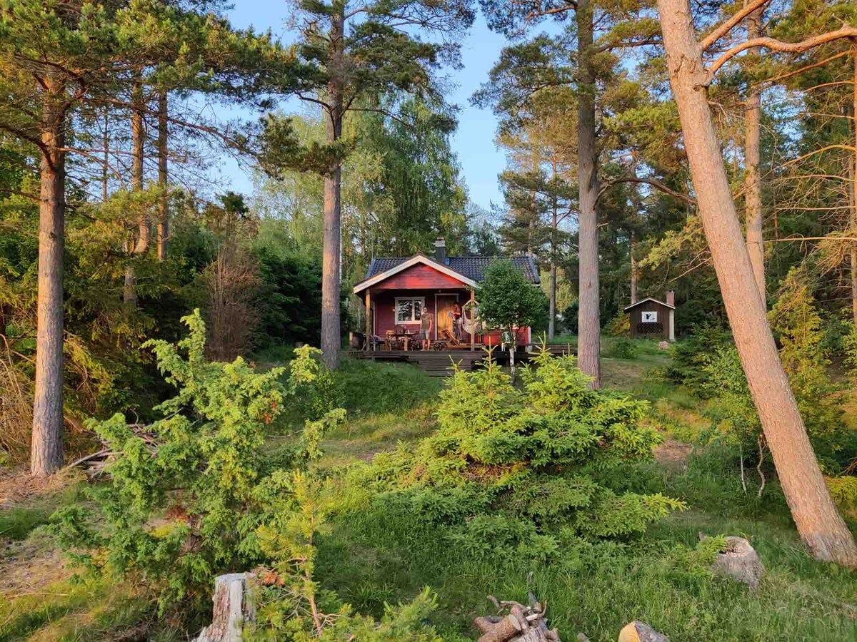 Grannstugan- a cosy cabin with a private beach!