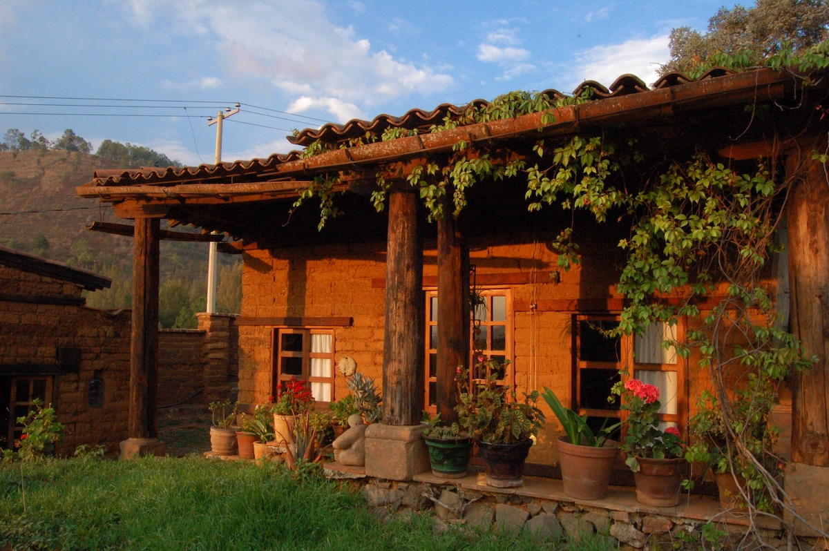 Adobe House ，可欣赏湖景。