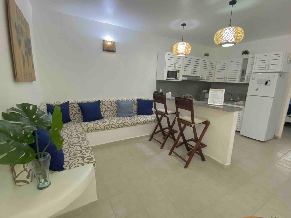 Centric Villa w/ private pool 5 min from the beach