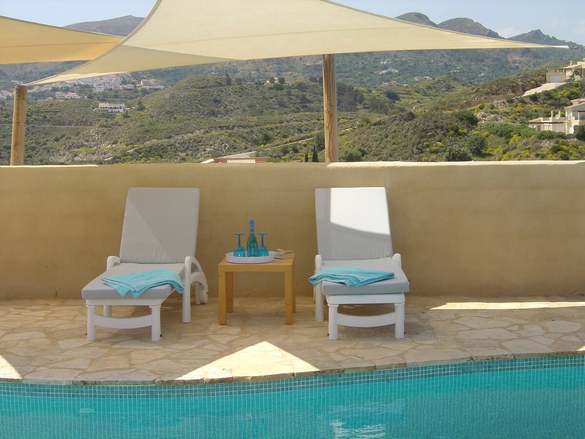 Set in Andalucía, casita estilo is a self contained cottage with pool, sea and mountain views.