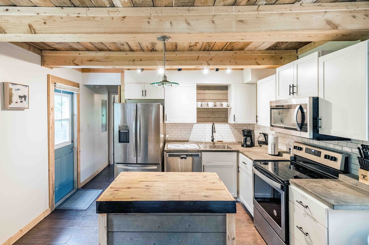 3mi to Liberty, Unique Cabin in City Center