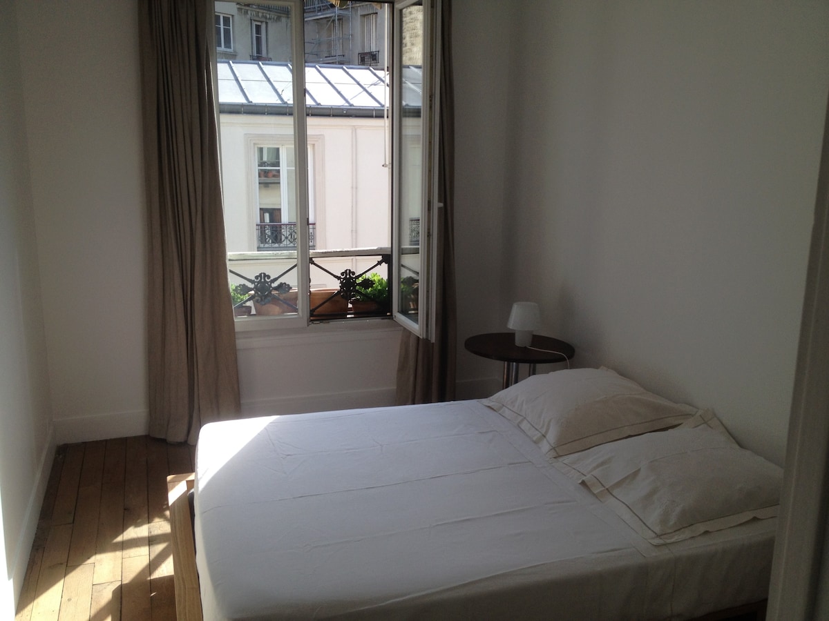 30平方米的公寓，靠近香榭丽舍大街（ Champs Elysées ）。