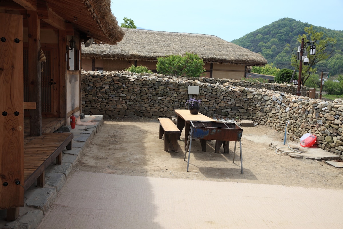 Dukhyunne ，独栋别墅住宿加早餐，您可在此体验Öam Folk Village的古老文化