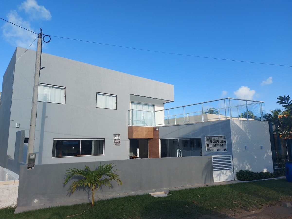 Casa em Carneiros在海边的公寓里。