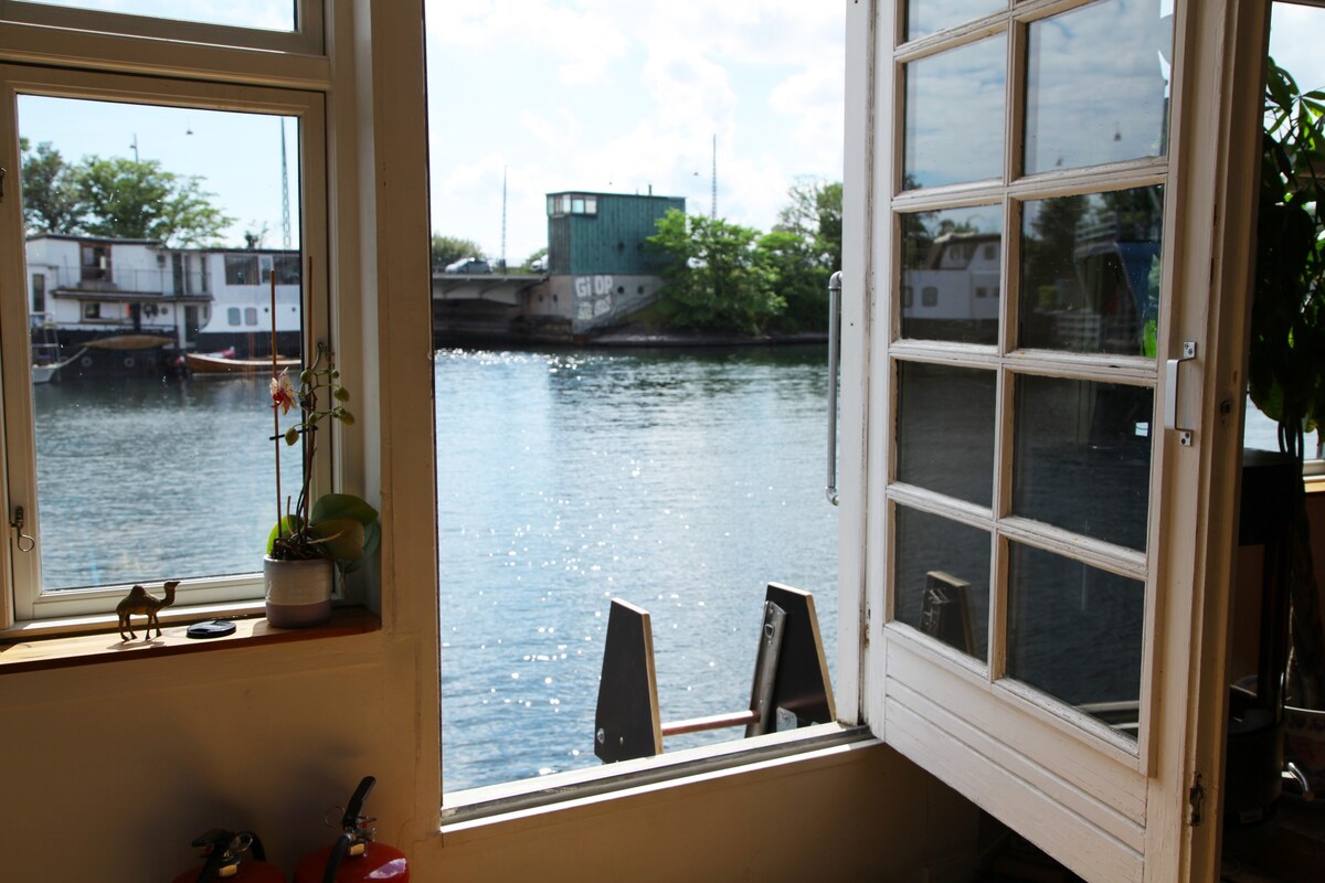 Privat room on a cosy houseboat