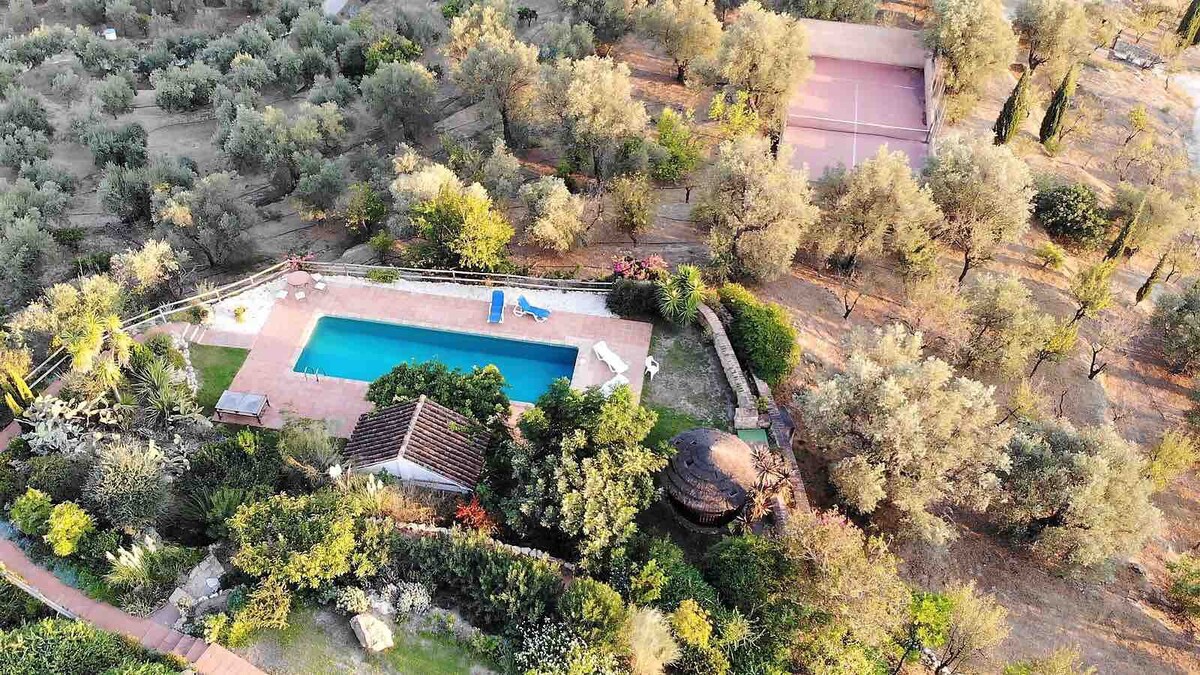 Traditional Farmhouse, large pool, stunning views