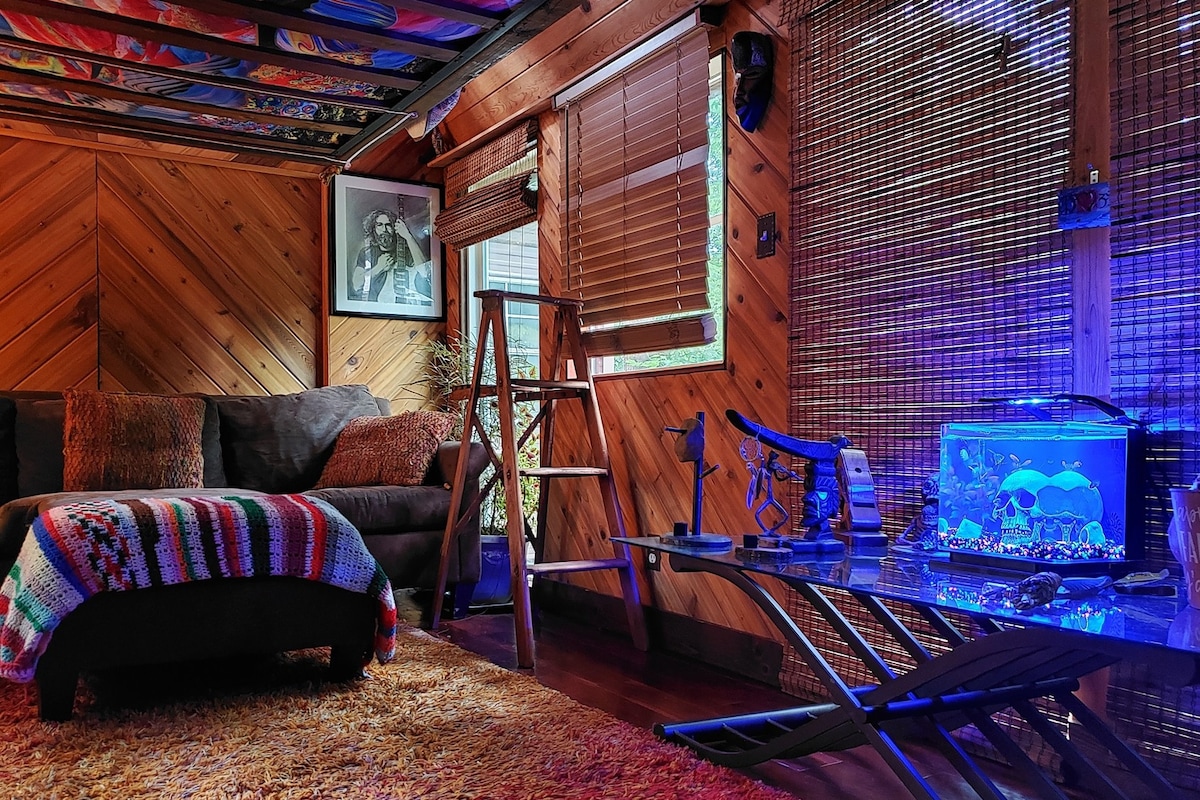带热水浴缸和蒸汽桑拿房的神奇小木屋。