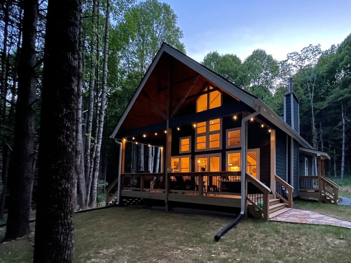 THE HEMLOCK. Modern, Kid-friendly Cabin near Boone